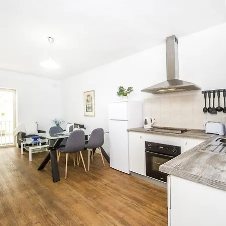 Lively Central Theoria Travel Appartement *