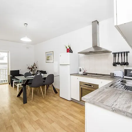 Lively Central Theoria Travel Apartment