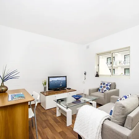 Lively Central Theoria Travel Apartment *