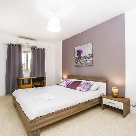 Lively Central Theoria Travel Apartment