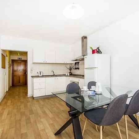Lively Central Theoria Travel Apartment *