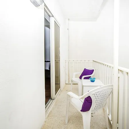 Lively Central Theoria Travel Apartment *