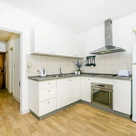 Lively Central Theoria Travel Apartment