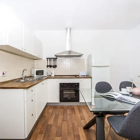 Lively Central Theoria Travel Apartment *