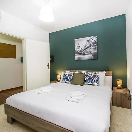Lively Central Theoria Travel Apartment