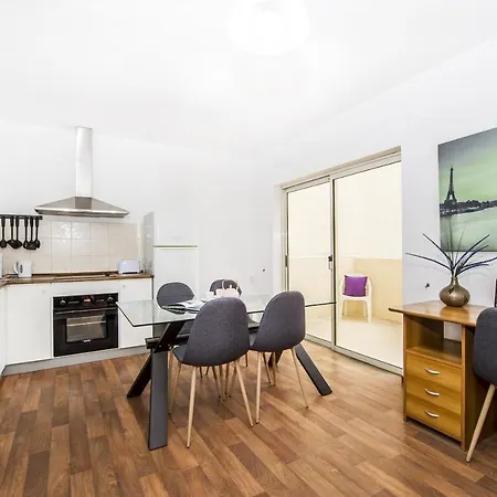 Lively Central Theoria Travel Apartment